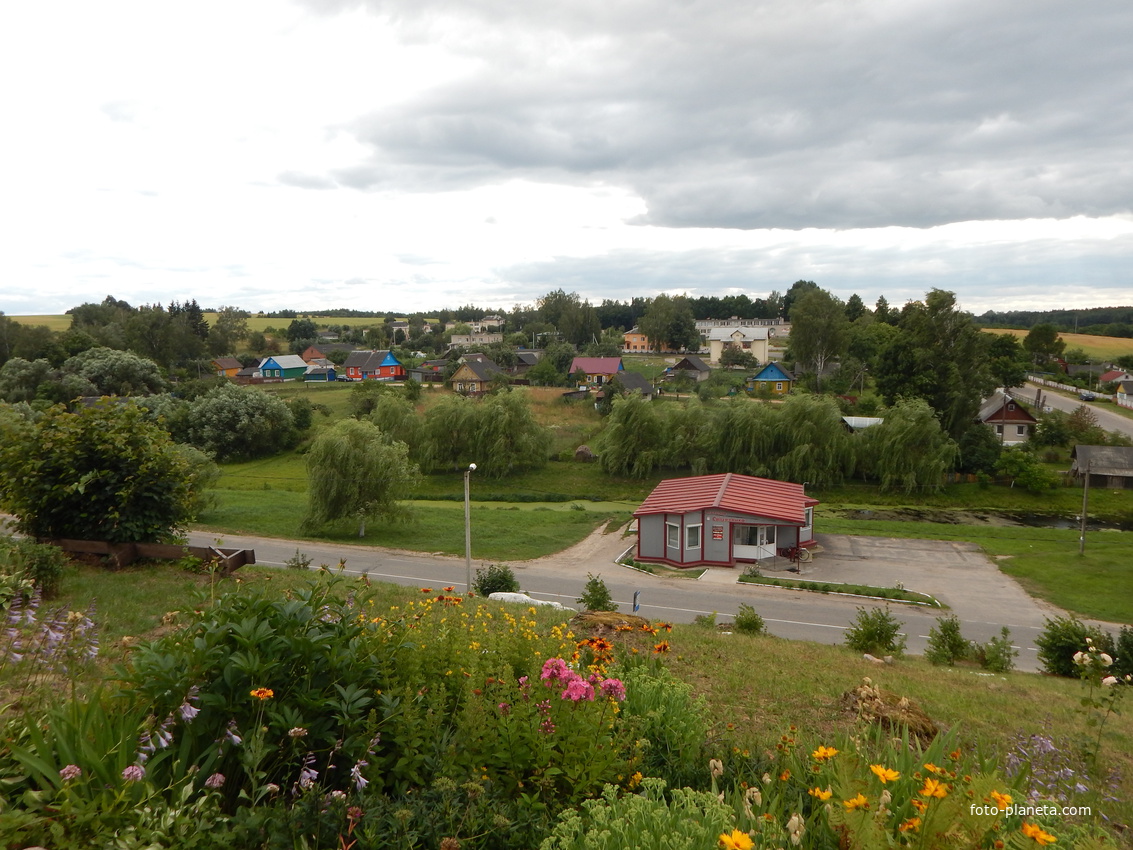 Вид с холма на деревню Райца (на переднем плане - продовольственный магазин).