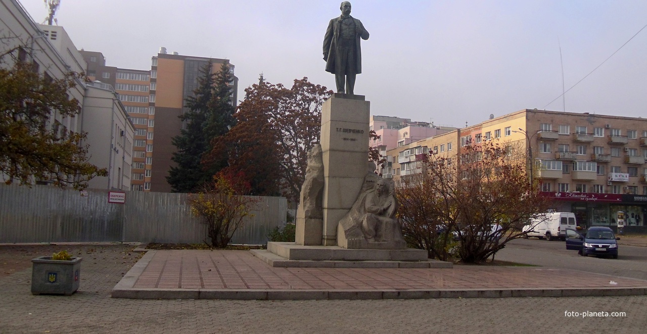 Памятник Т.Г. Шевченко, открытый в 1964 году к 150-летию со дня рождения поэта на углу бульвара Шевченко и улицы Дашковича.