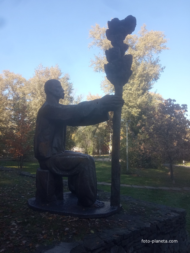 Парк имени Лазаря Глобы. Памятник основателю парка-Лазарю Глобе.