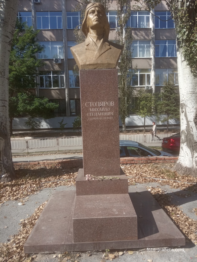 Памятник Лётчику Столярову.