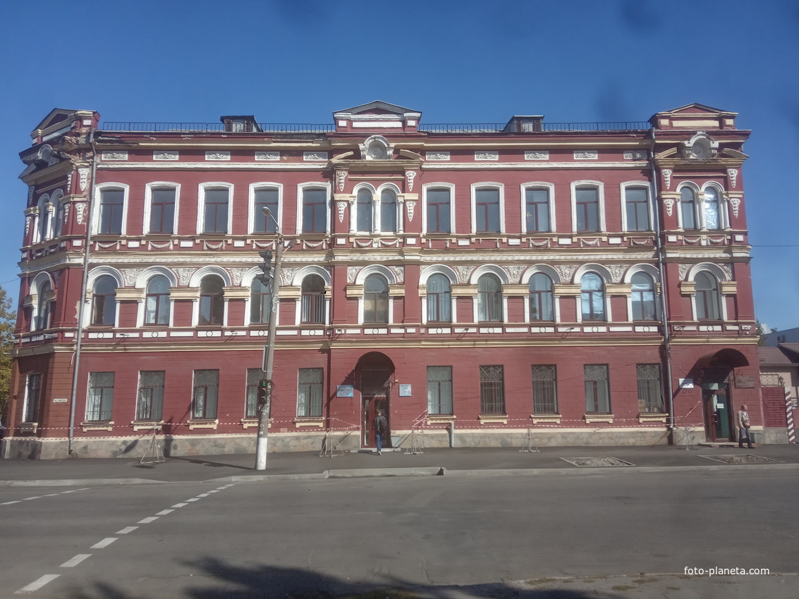 Здание на углу улицы Столярова.