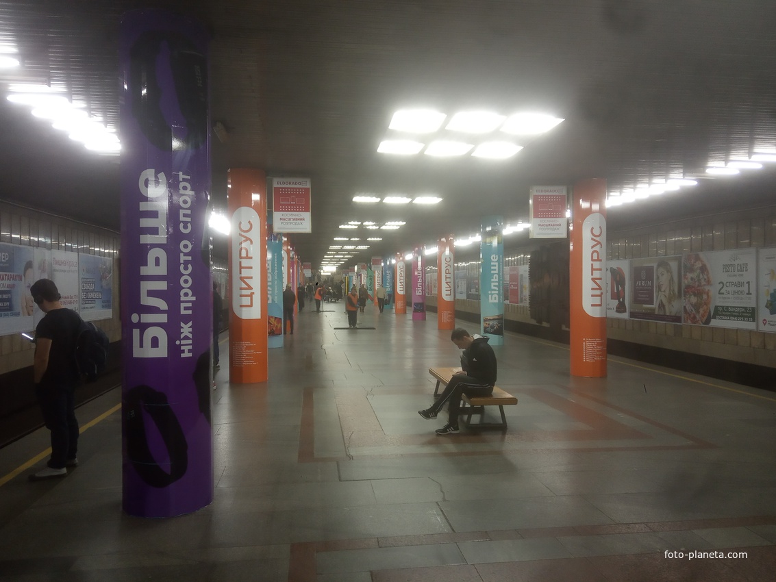 Станция метро Почайна.