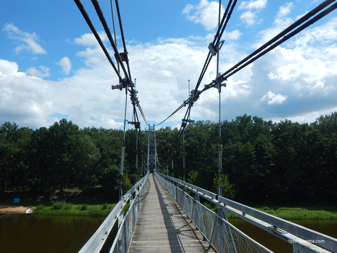 Пешеходный мост в месте соединения стальных тросов.