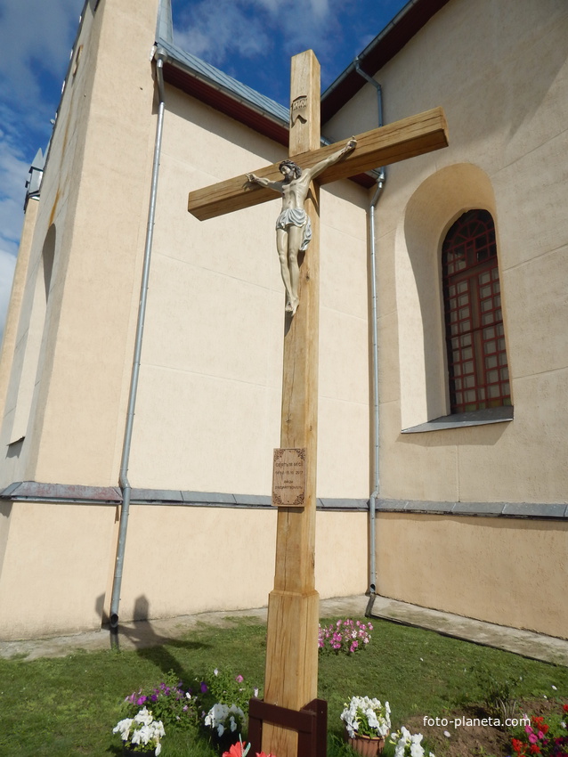 Дубовый крест святой миссии отцов-редемптористов 8-15 октября 2017г. (около боковой стены костела).