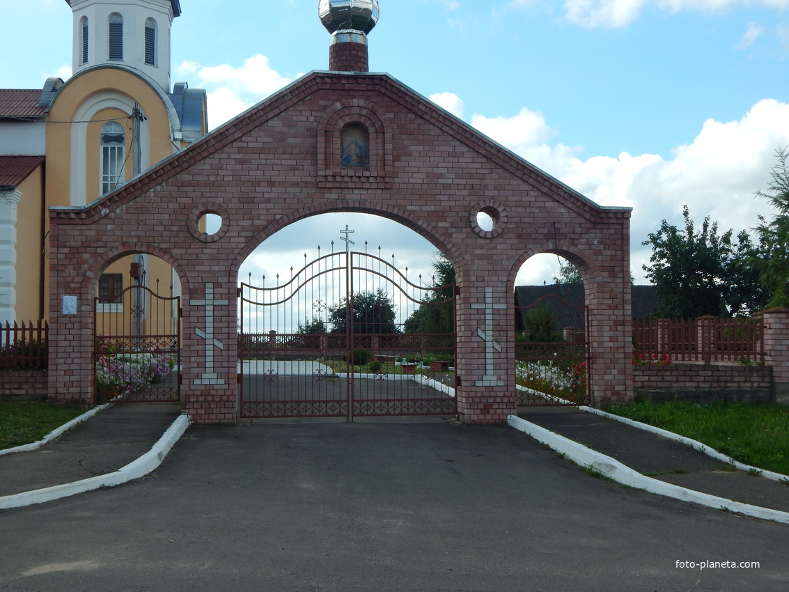 Входная брама к церкви Св. Николая Чудотворца.