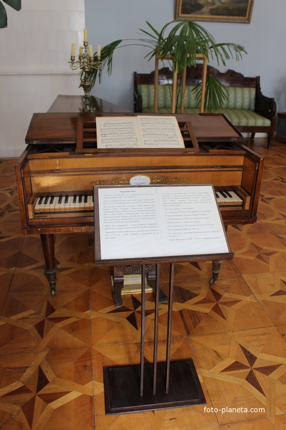 В Музее-усадьбе композитора М.И. Глинки.