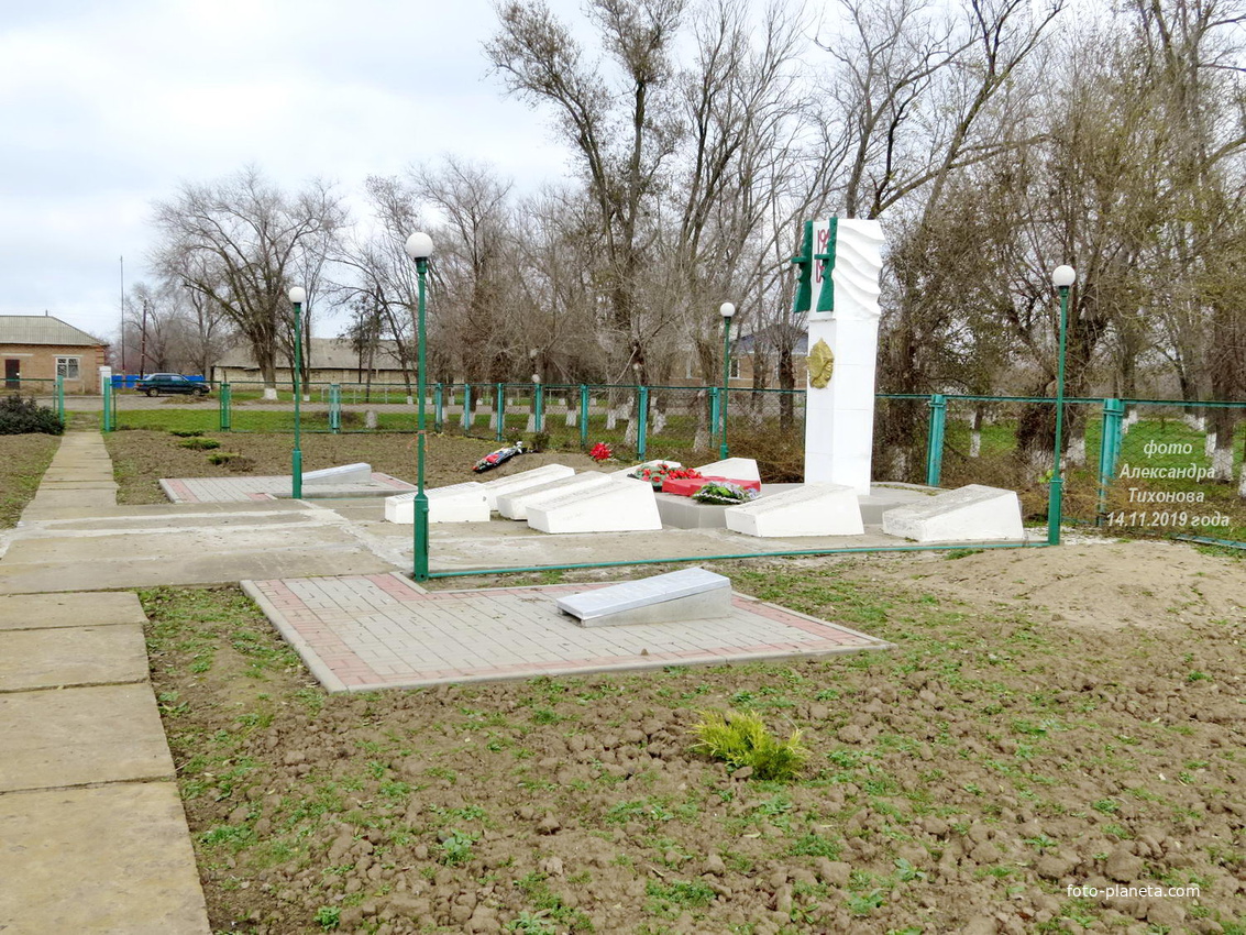 Мемориал ВОВ и братские могилы воинов, погибших в Великую Отечественную войну в 1943 году