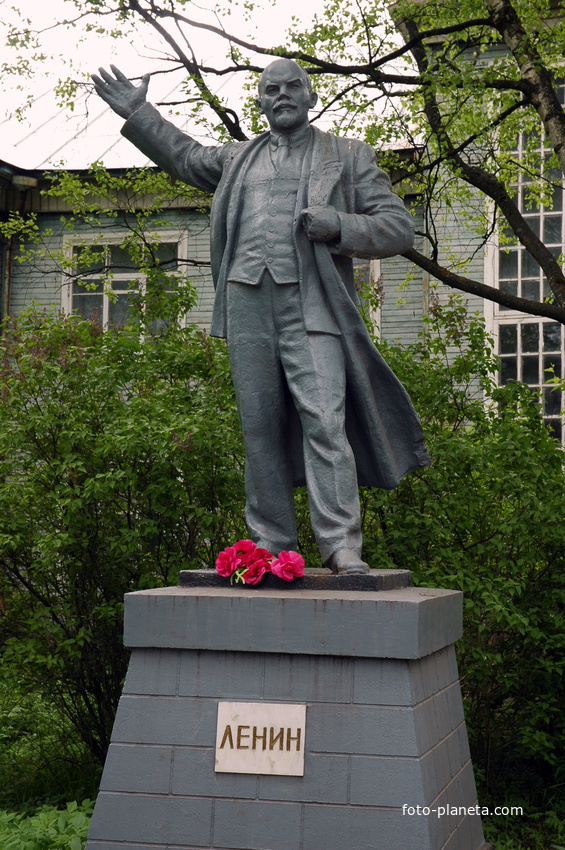 памятник В. И. Ленину.