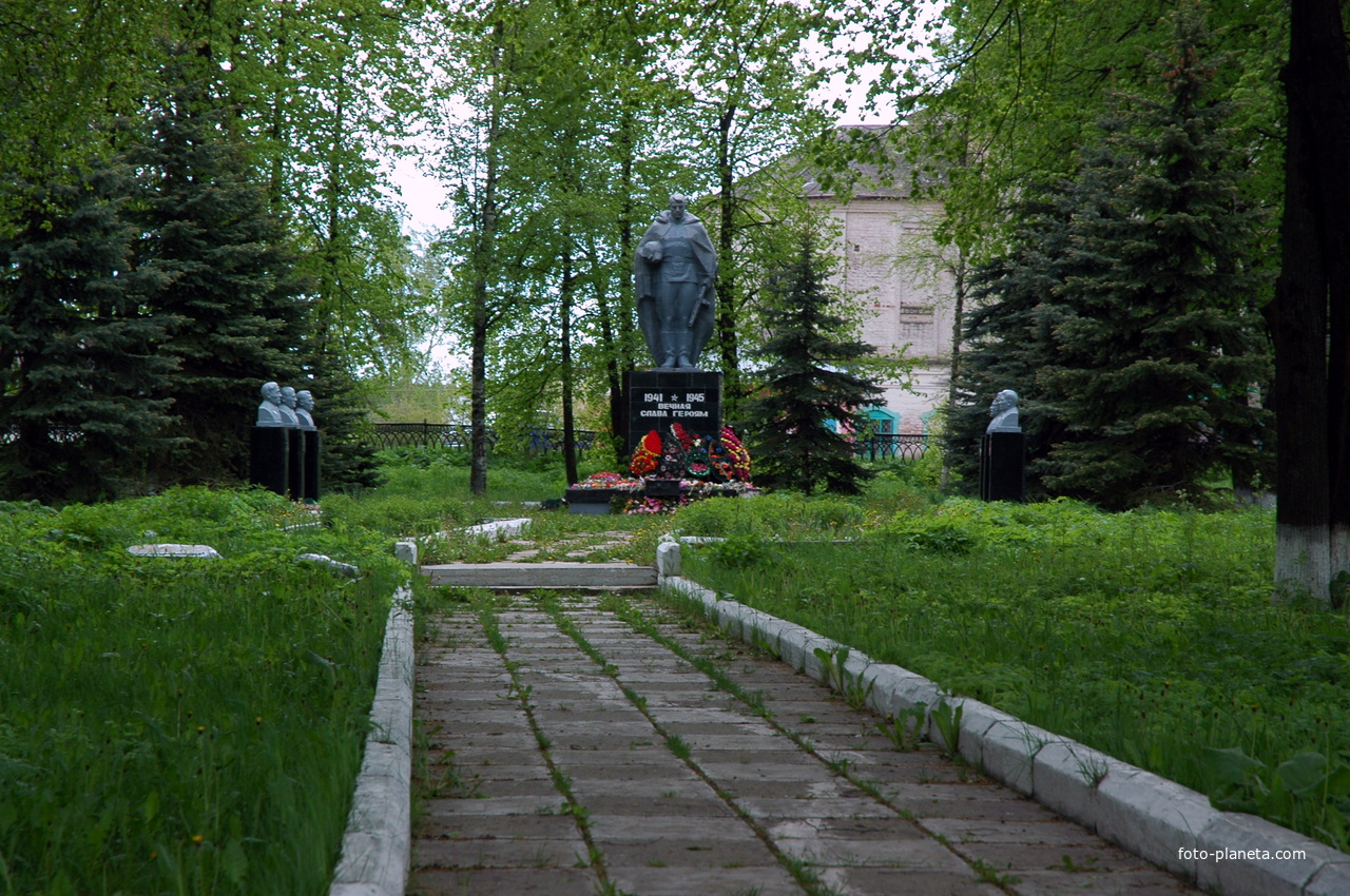 памятник неизвестному солдату в сквере Победы.