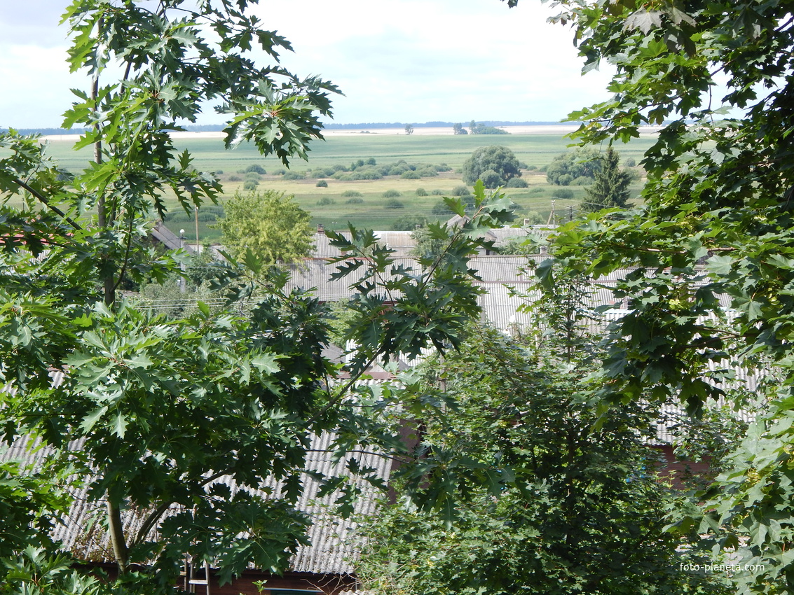 Вид на жилые дома с холма, где стоит Свято-Симеоновская церковь.