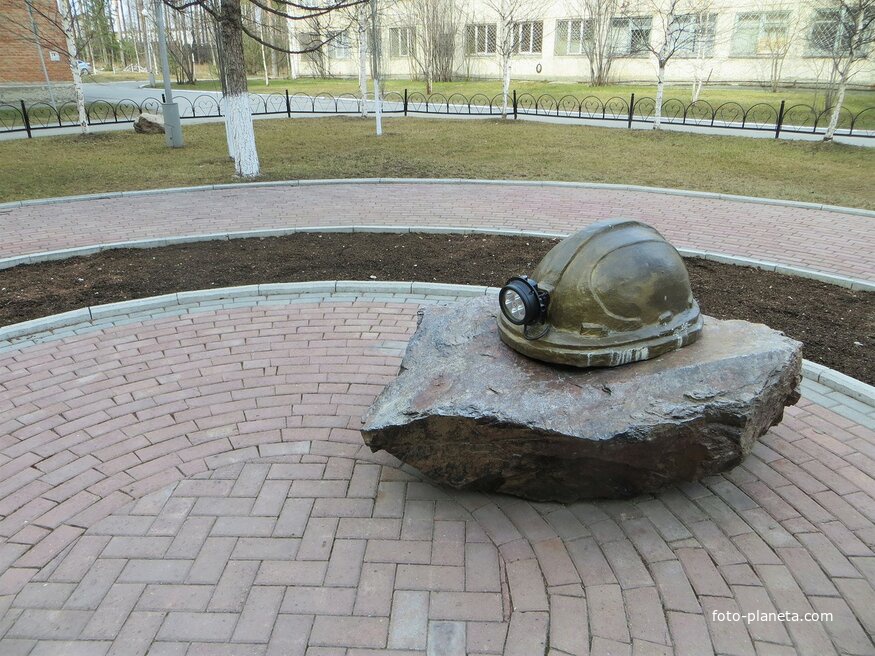 Памятник шахтёрам погибшим на рудниках СУБРа