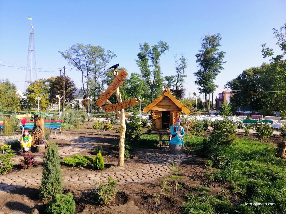 Сказочный городок.Резиденция Бабы Яги.Слева в кадре-сооружение,похожее на башню Шухова.Это каркас для Новогодней Ёлки.