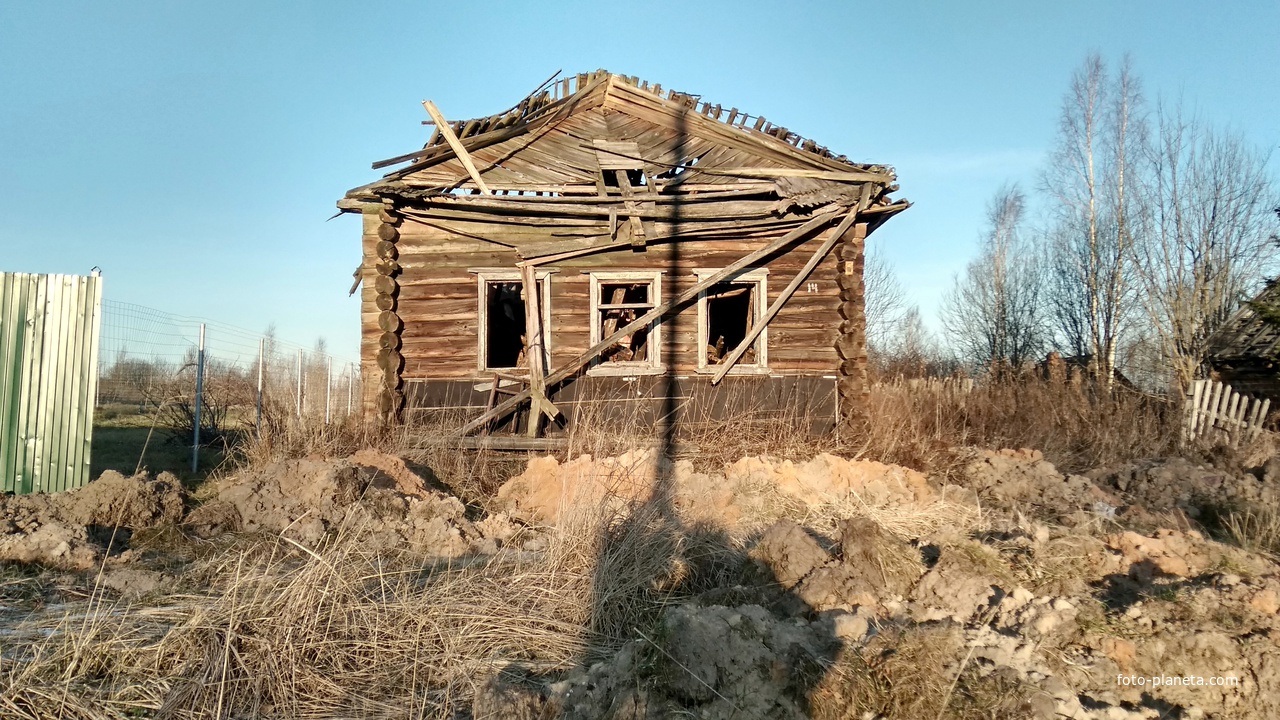 разрушенный дом в д. Старое Квасово