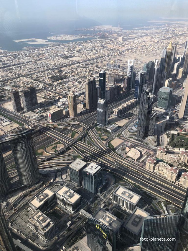 Вид на город смотровой площадки небоскреба Burj Khalifa