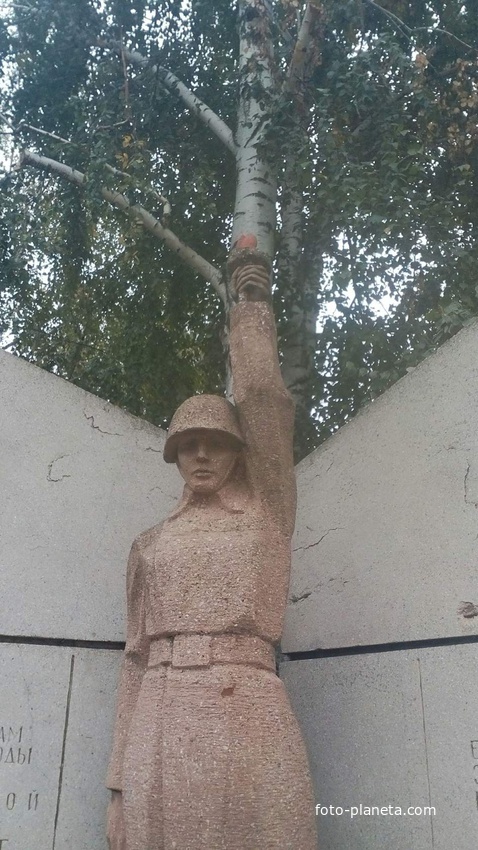 Берислав. Школа № 1. Пам&quot;ятник випускникам, що загинули в роки Великої Вітчизняної війни.
