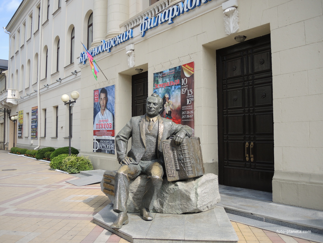 Памятник Пономаренко у Филармонии