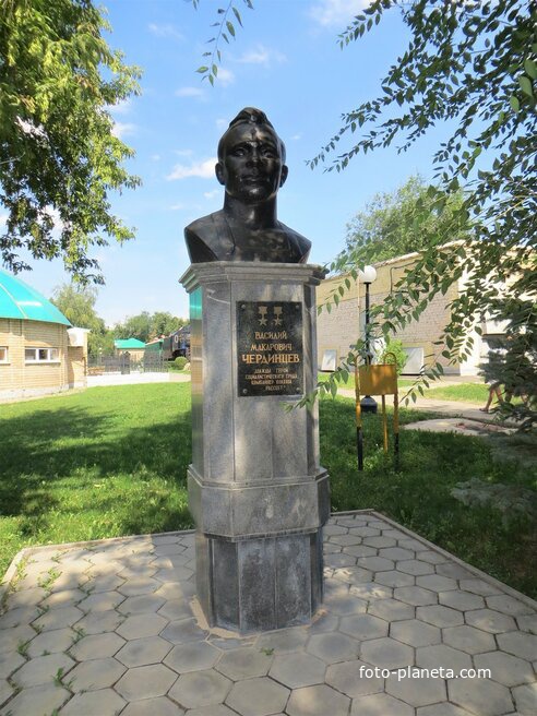 Памятник Чердынцеву В.М.
