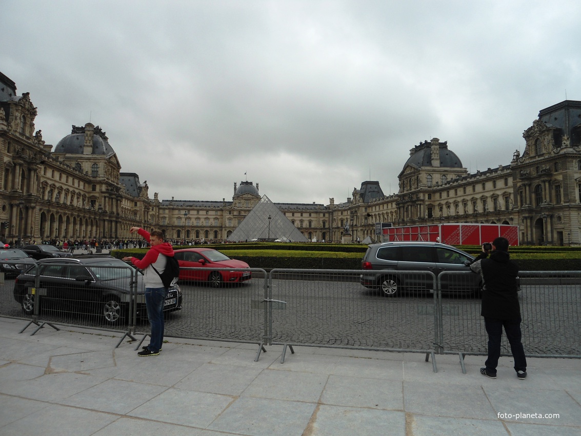 Площадка дворца Лувра с его пирамидой