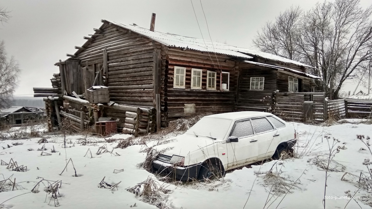 нежилой дом и брошенный ВАЗ-2109 в д. Петрищева Гора
