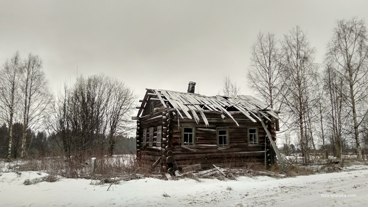 разрушенный дом в д. Снежурово