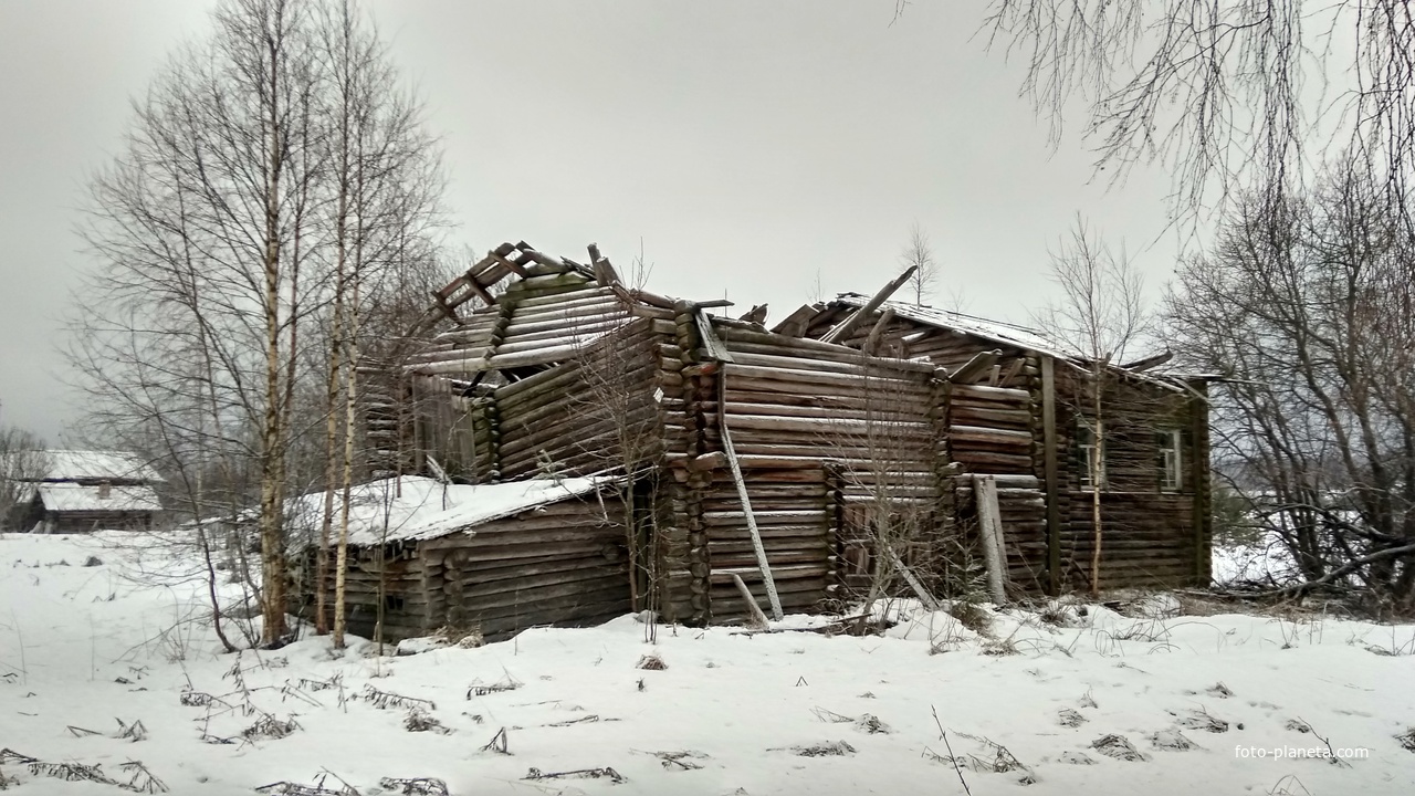 разрушенный дом в д. Снежурово