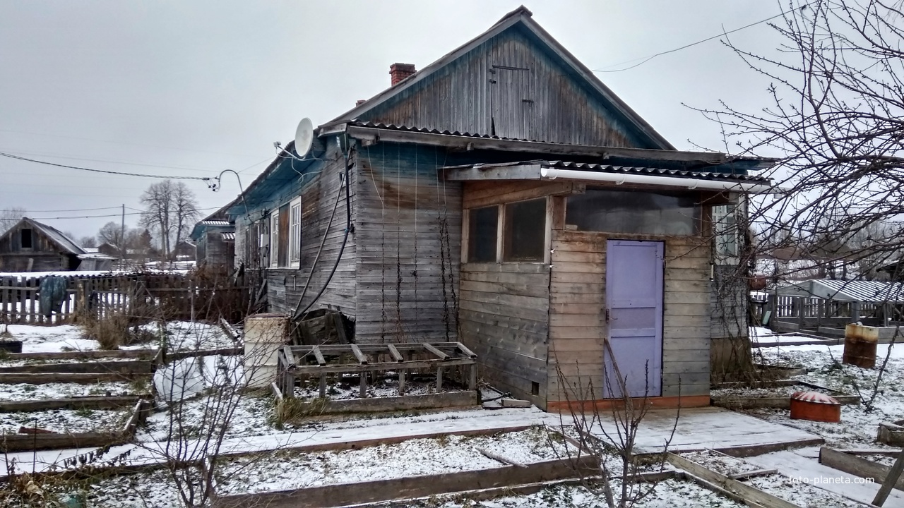 заброшенный двухквартирный деревенский дом в д. Данилов Починок