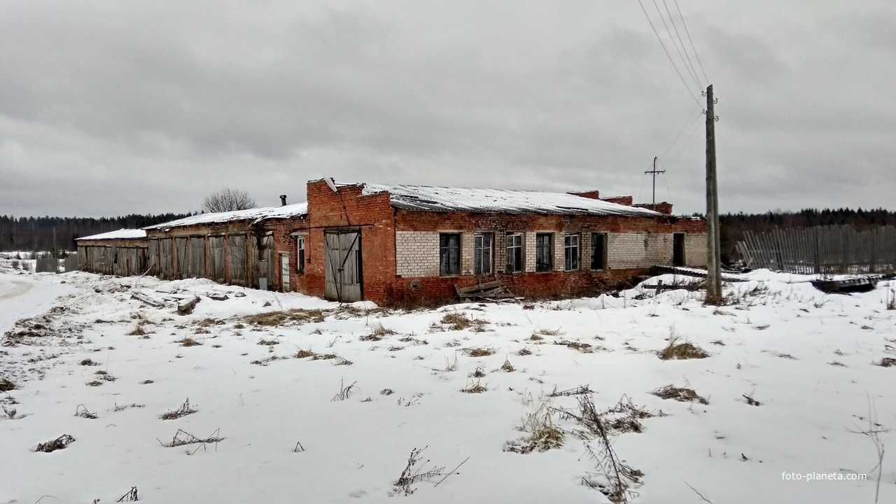 заброшенные гаражи бывшего колхоза в д. Середская