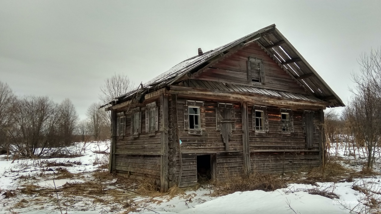 разрушенный дом в д. Кожинская