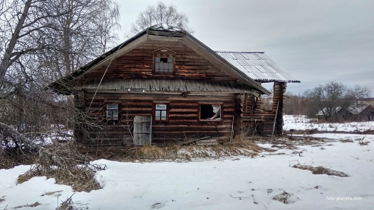 разрушенный дом в д. Никитин Починок