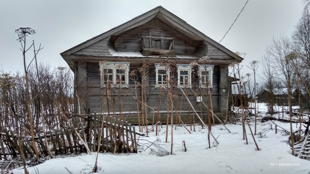 брошенный дом в д. Кондратьевская