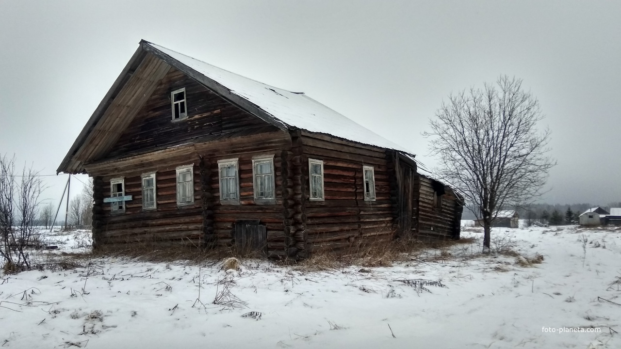 брошенный дом в д. Лобаниха