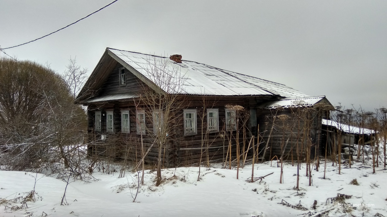 заброшенный деревенский дом в д. Зыков Конец