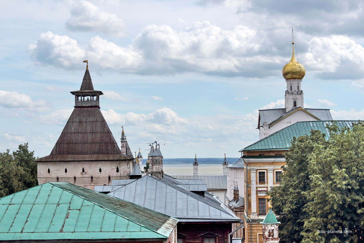Ростов Великий с колокольни, на заднем плане - озеро Неро.