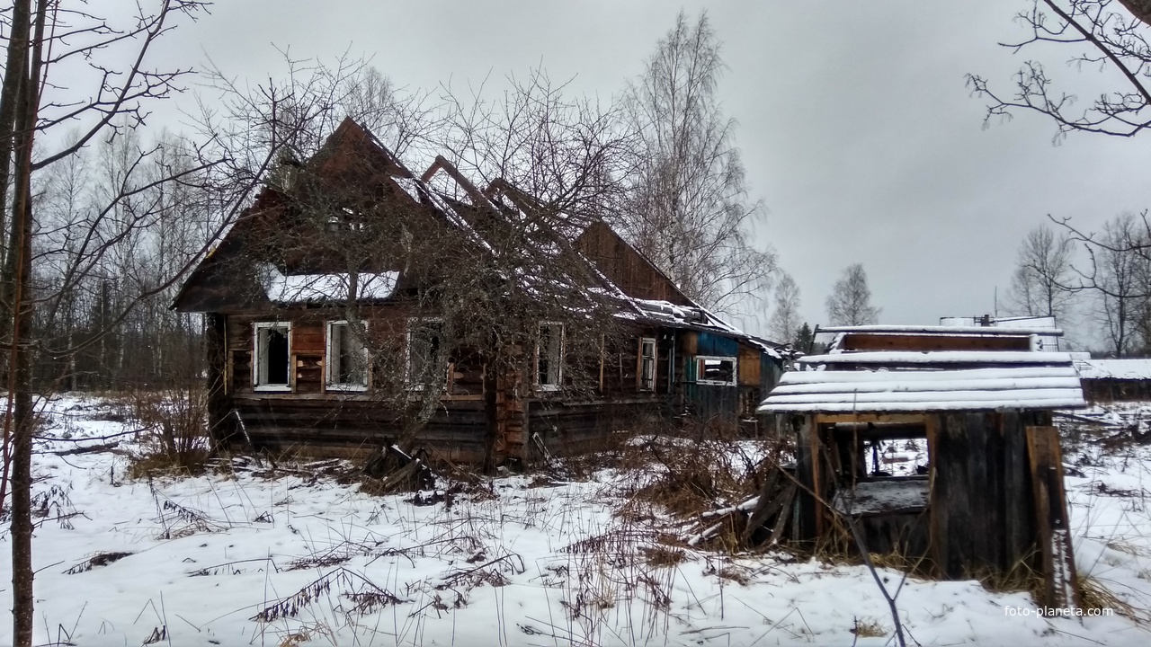 брошенный дом в посёлке Гремячий