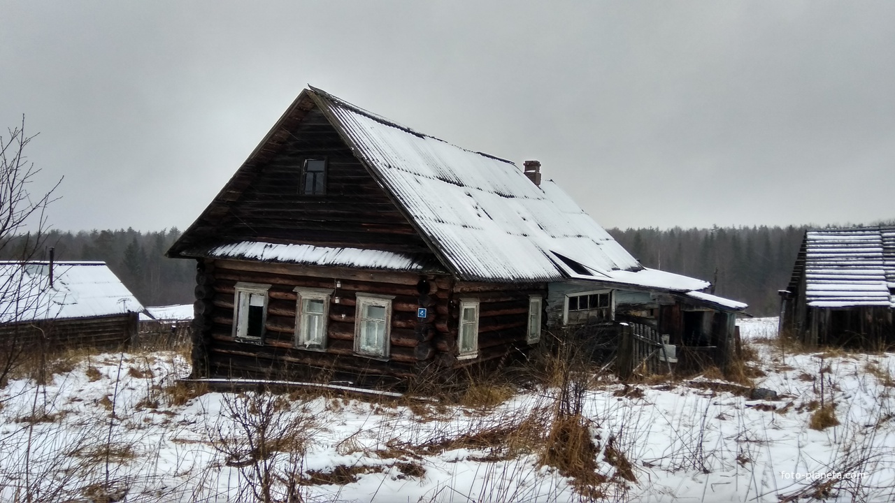 брошенный дом в посёлке Гремячий