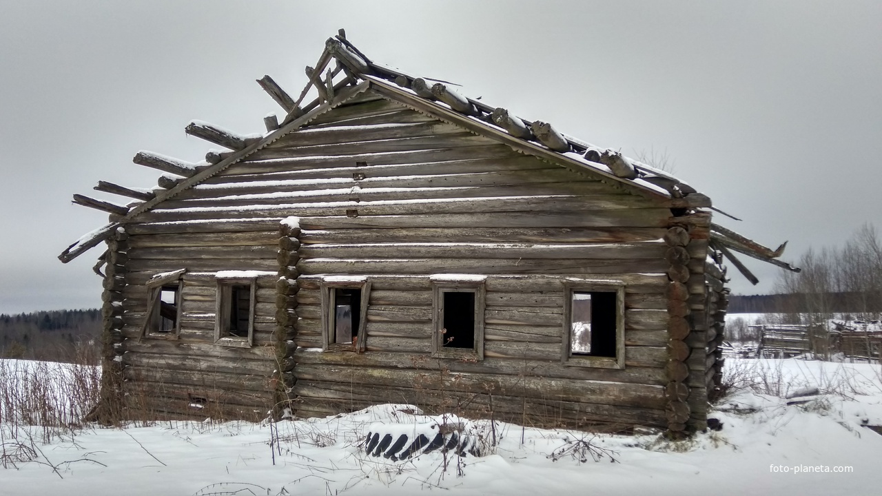 разрушенный дом в д. Угрюмовская