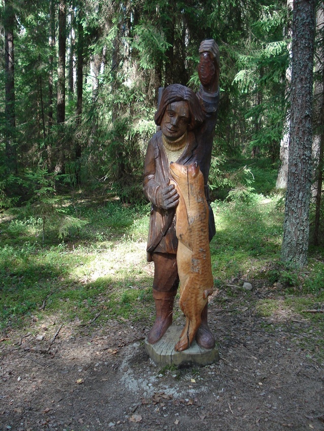 Вдоль экологических троп стоят деревянные скульптуры