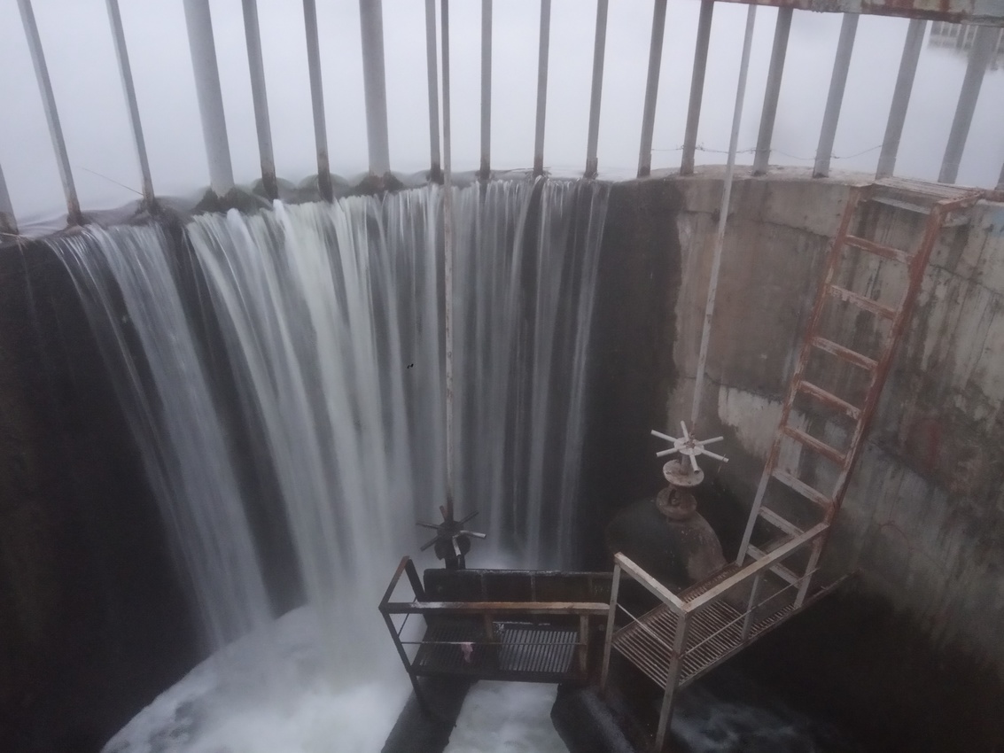 Круг на дамбе по проспекту Мира.Так переливаются воды Кальмиуса.