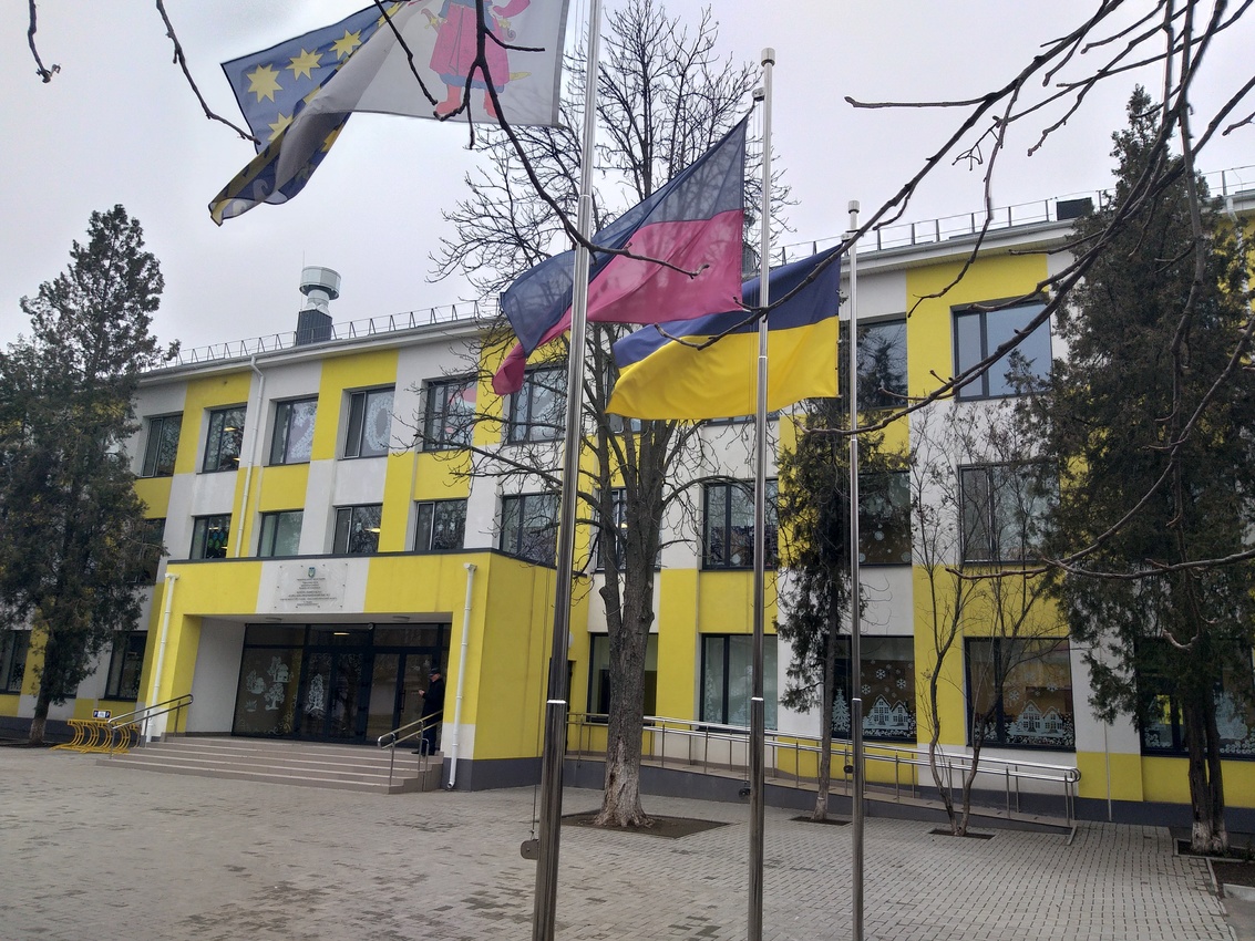Фасад загальноосвітньої школи у місті Покров.