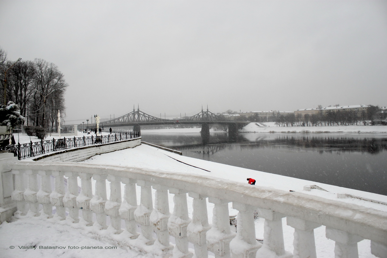 Вид на старый Волжский мост с набережной Михаила Ярославича