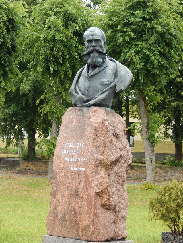 В центре сквера - памятник Франтишеку Богушевичу (Матею Бурачку)