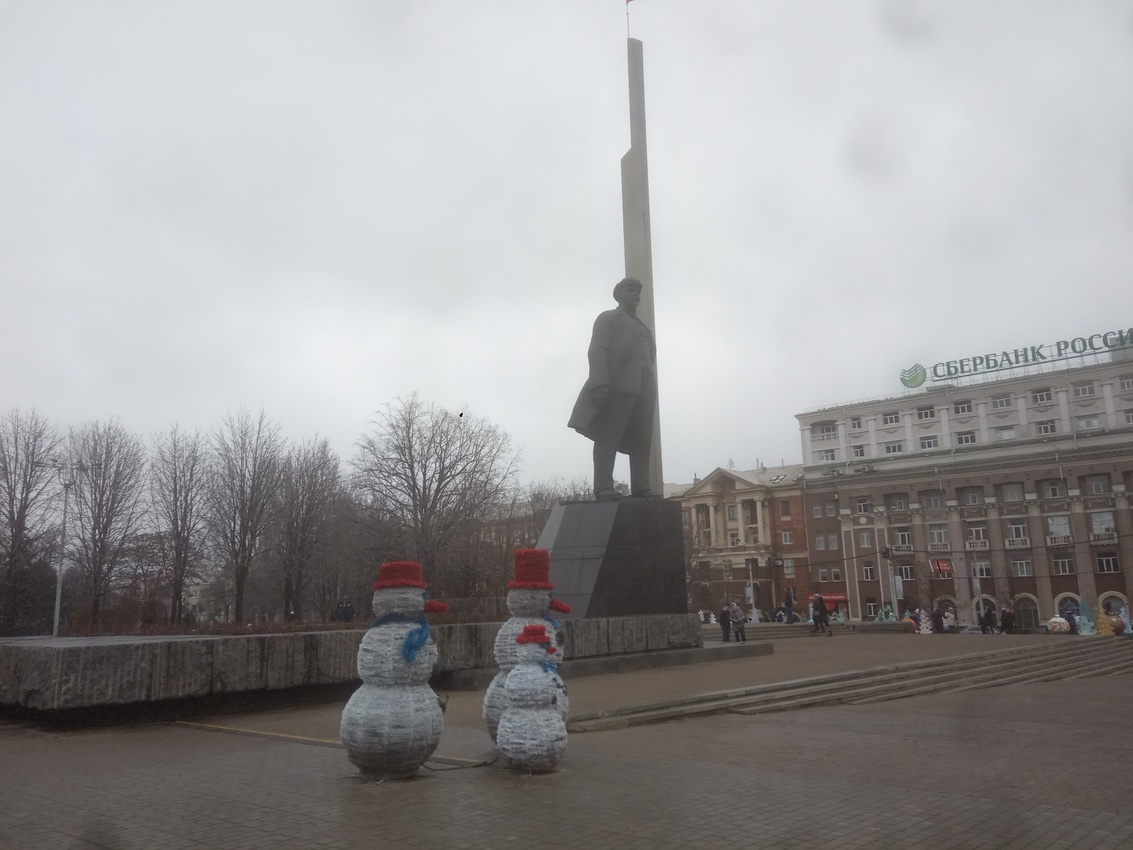 Центральная площадь.Высота пилонов-42 метра.