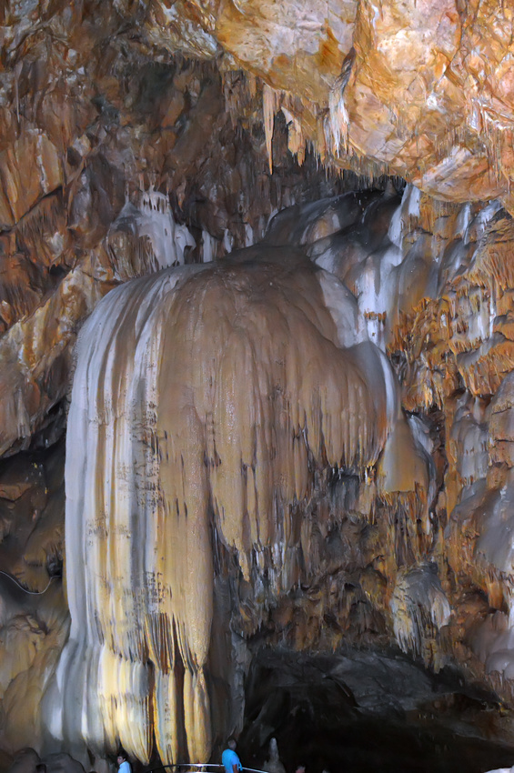 Новоафонская пещера каменныйводопад