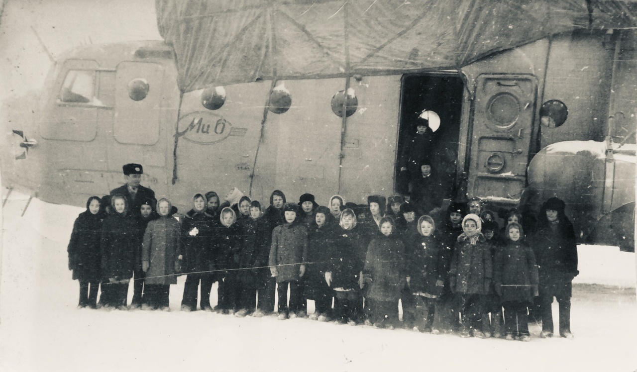 Школьники из деревень Аким,Порожск,Винла в аэропорту г.Ухты.1967г
