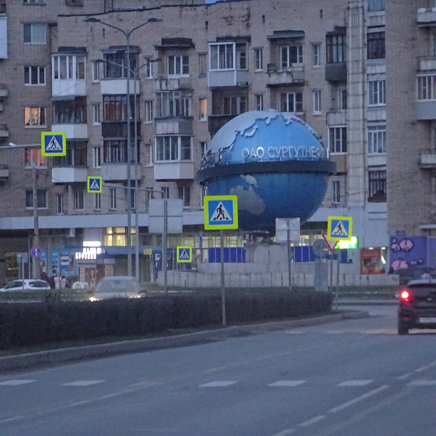 Памятник в виде глобуса расположен в центре круглой площади.На Глобусе находятся часы, показывающие время в столицах разных стран мира.