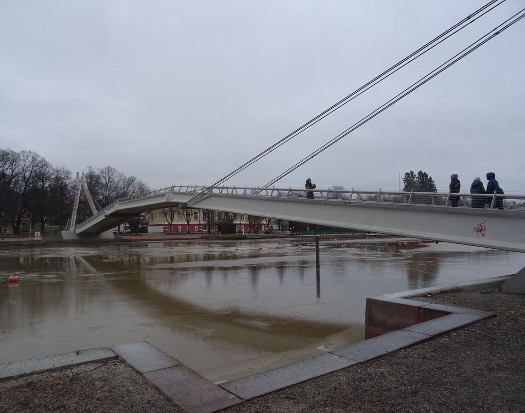 Пешеходный мост через реку Порвоонйоки