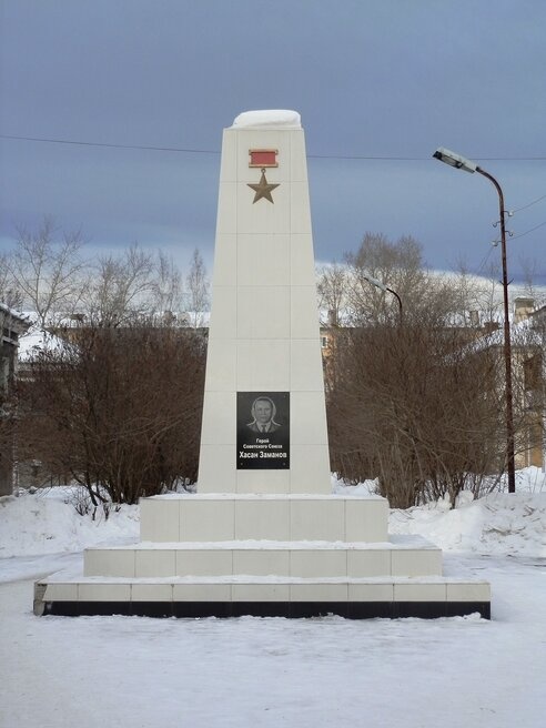 Памятник Заманову