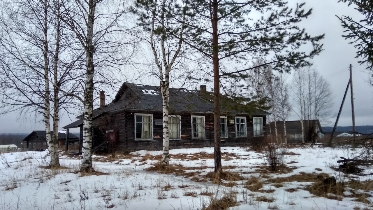 здание бывшей школы и библиотеки в д. Мальшинская
