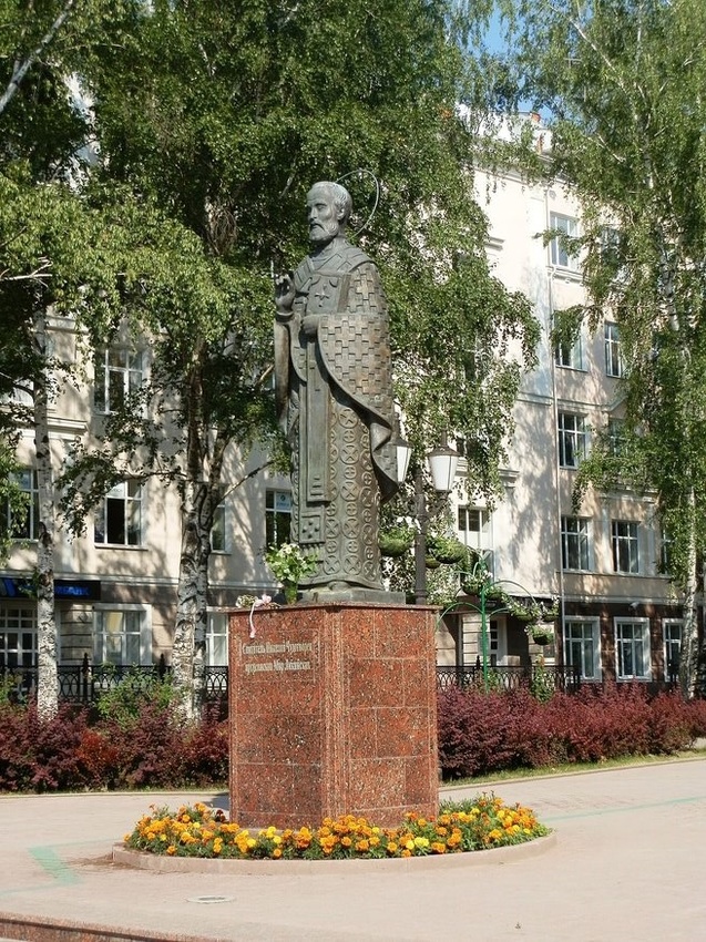 Памятник Николаю Чудотворцу на Соборной площади