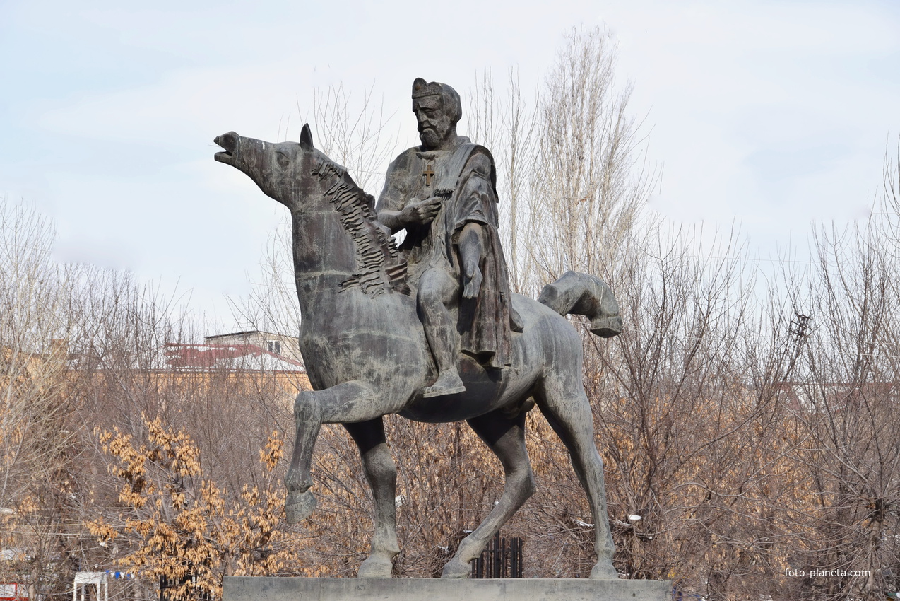 Памятник Ашоту Милостивому - царю из династии Багратидов.  Автор -скульптор Фердинанд Аракелян